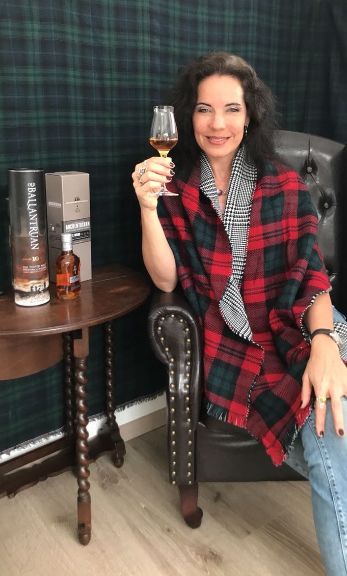 Anita with Whisky nosing glas, Old Ballantruan and Auchentoshan Three Wood single malt