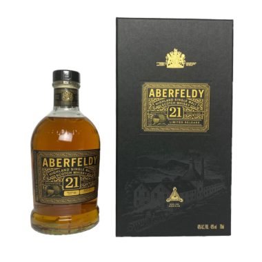Der Aberfeldy 21 Jahre ist ein ausgereifter, goldfarbener Single Malt Scotch mit einem eleganten Aroma von Honig, Vanille, Heidekraut und Orangen und einer überraschend leichten Rauchnote.