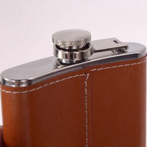 Whisky Travel Set light leather look, closure with loss protection side