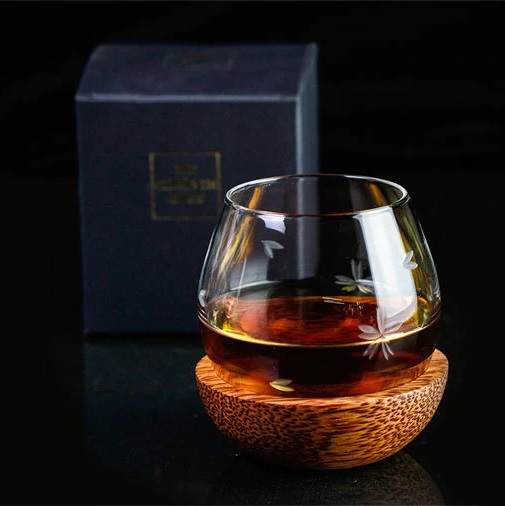 Slow Roll Whisky Glas mit Absetzer für besseren Stand