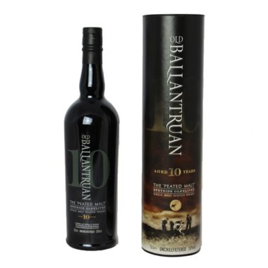 Old Ballantruan 10 Jahre Single Malt ist eine gut gereifte Abfüllung der Tomintoul Distillery. Erdiger Torfrauch mischt sich mit würzigen Holz- und süßen Vanillenoten.