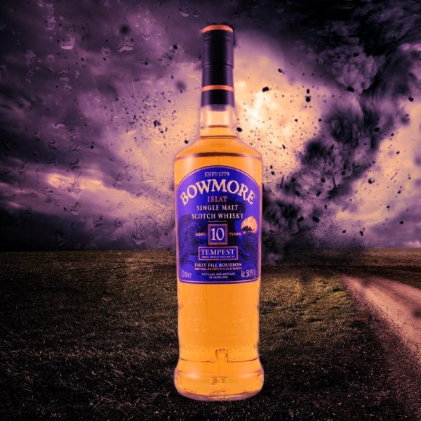 Bowmore Tempest - wilder Scotch in Fassstärke mit stürmischem Hintergrund